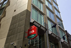 Ibis Hotel_-_Front_250x170